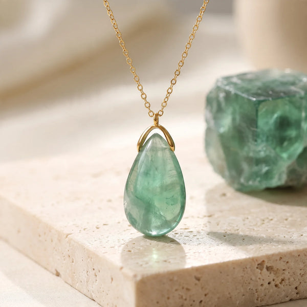 Pendentif larme en fluorine verte translucide, idée cadeau bijou en pierre naturelle
