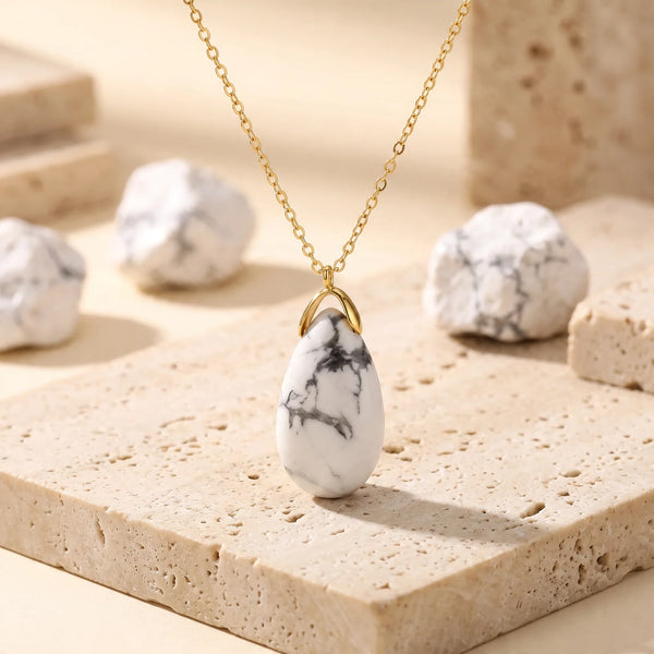 Pendentif larme en howlite blanche veinée de gris, pierre véritable sur chaîne dorée
