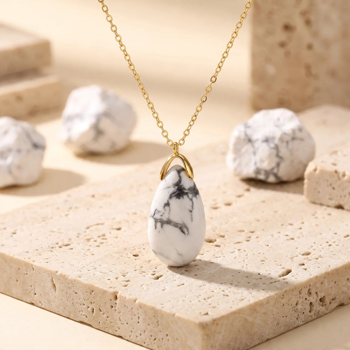 Pendentif larme en howlite blanche veinée de gris, pierre véritable sur chaîne dorée
