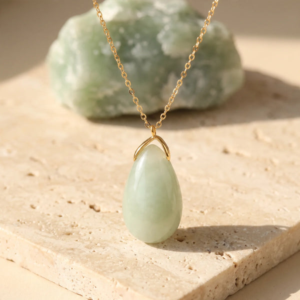 Pendentif larme en jade vert d'eau, bijou de lithothérapie sur chaîne dorée