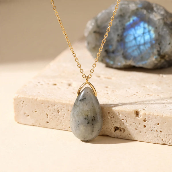 Pendentif larme en labradorite grise mouchetée, idée cadeau bijou en pierre naturelle sur chaîne dorée