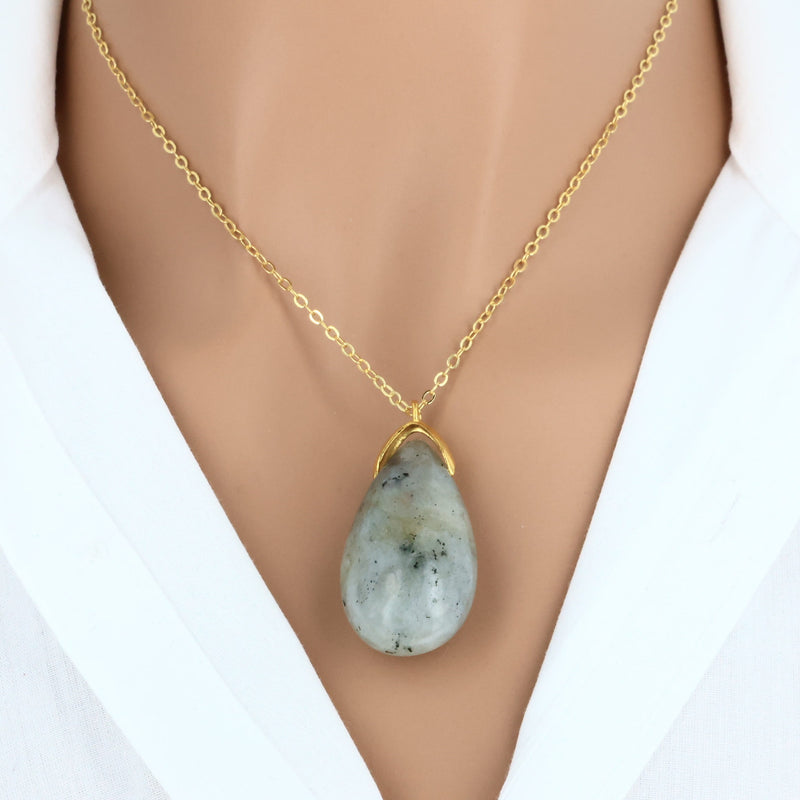 Pendentif en Labradorite grise naturelle en forme de larme, Madagascar