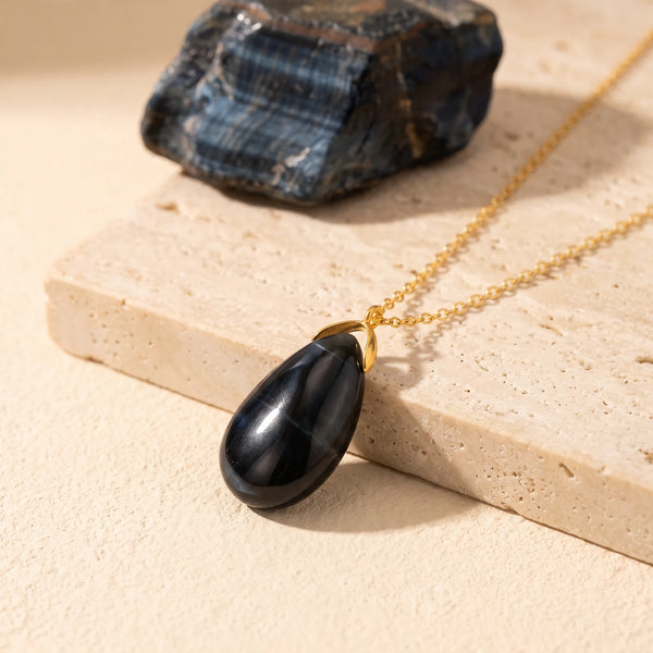 Pendentif larme en œil de faucon bleu nuit, pierre véritable sur chaîne dorée