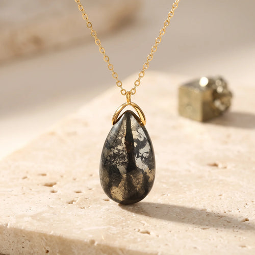 Pendentif Larme en Pyrite Naturelle du Pérou, Chaîne Dorée 60 cm