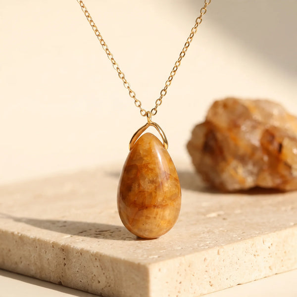Pendentif larme en quartz ferrugineux couleur miel, bijou de lithothérapie sur chaîne dorée