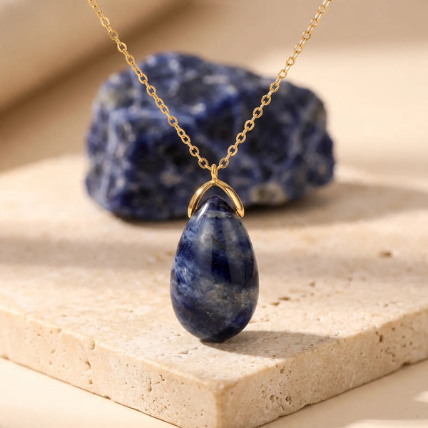 Pendentif larme en sodalite bleue veinée de blanc, idée cadeau bijou en pierre naturelle