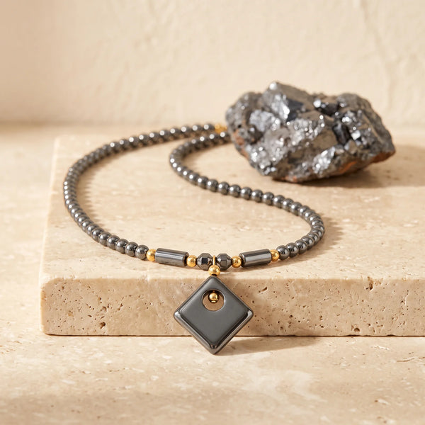 Collier losange ajouré en hématite et perle dorée, bijou de lithothérapie