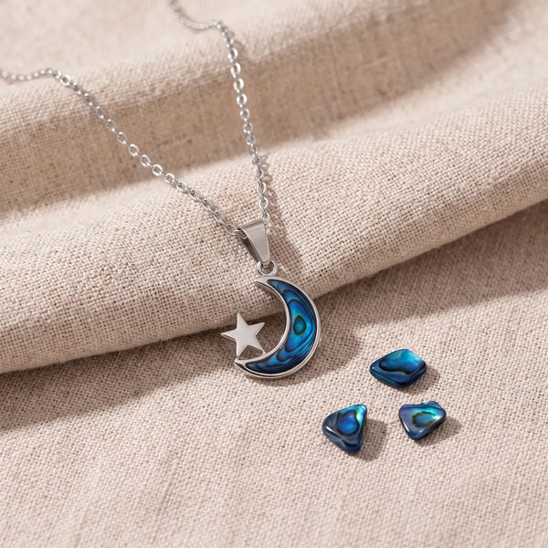 Pendentif lune et étoile en nacre d'ormeau bleue sur un lin naturel avec des éclats de nacre