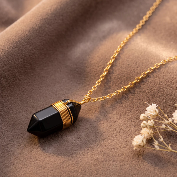 Pendentif obsidienne en pointe noir et or, fil doré enroulé