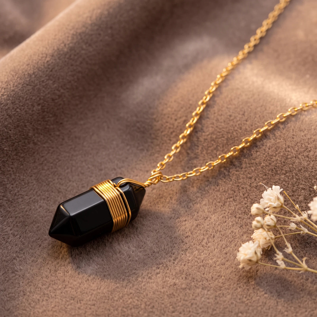 Pendentif obsidienne en pointe noir et or, fil doré enroulé