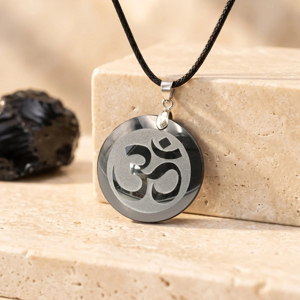 Pendentif OM gravé sur obsidienne noire, bijou spirituel en pierre naturelle