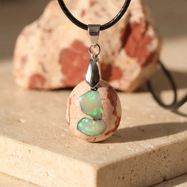 Pendentif opale verte du Mexique, véritable opale en cabochon ovale sur cordon noir