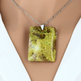 Pendentif Opale Verte – pierre verte naturelle plate