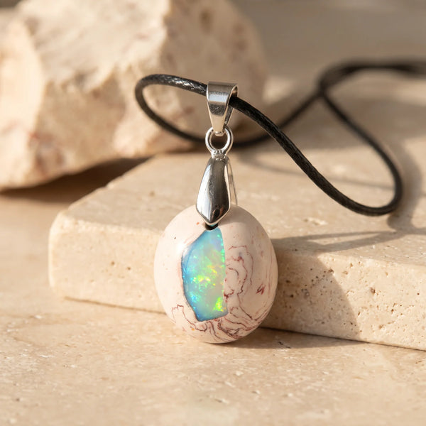 Pendentif en opale verte naturelle, bijou de lithothérapie monté en argenté