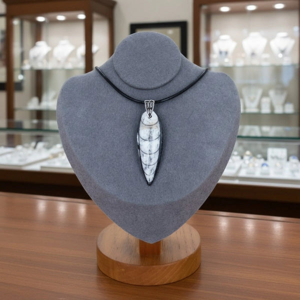 collier orthoceras fossilisé noir ivoire naturel