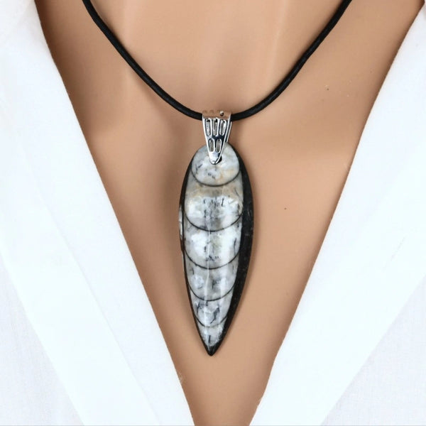 pendentif orthoceras fossile ancien pierre naturelle