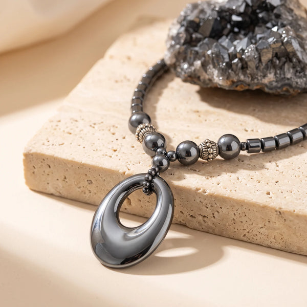 Collier pendentif ovale en hématite gris acier, idée cadeau bijou en pierre naturelle