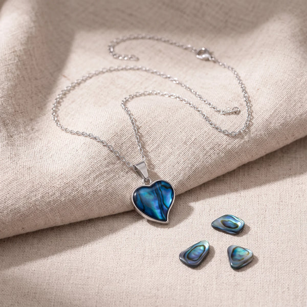 Pendentif petit cœur en nacre d'ormeau bleue sur un lin naturel avec des éclats de nacre