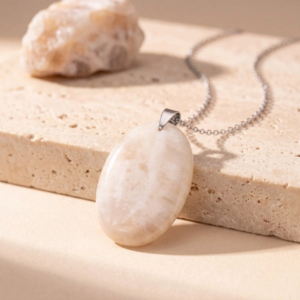 Pendentif pierre beige ovale en pierre de lune, pierre plate nacrée sur chaîne argentée et travertin
