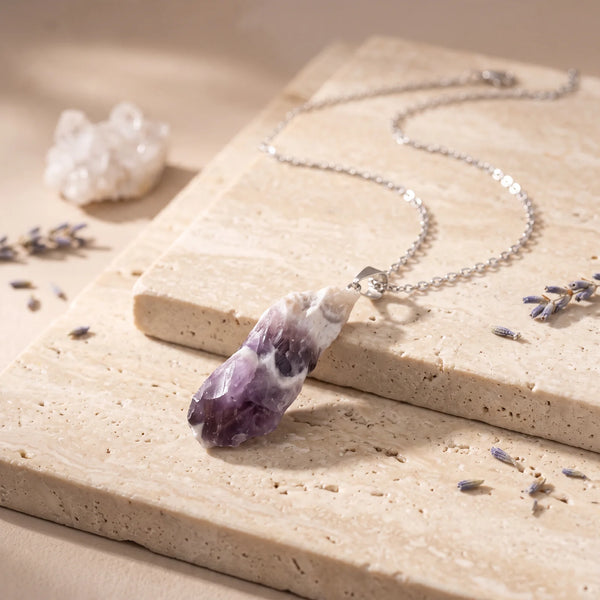 Pendentif pierre brute en améthyste chevron violette et blanche, idée cadeau en pierre naturelle