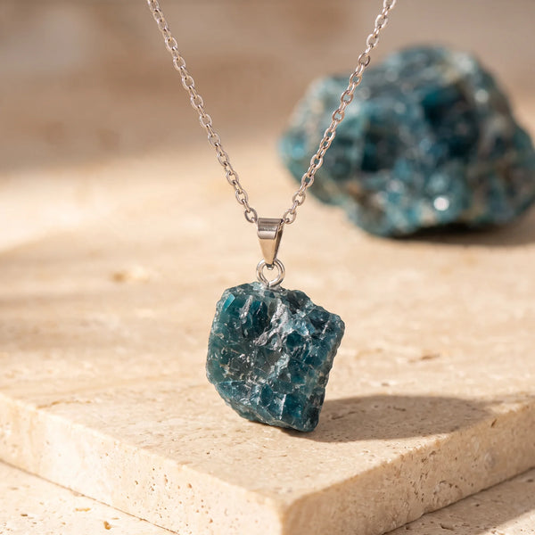 Pendentif pierre brute en apatite bleu canard, pierre véritable sur chaîne en acier argenté