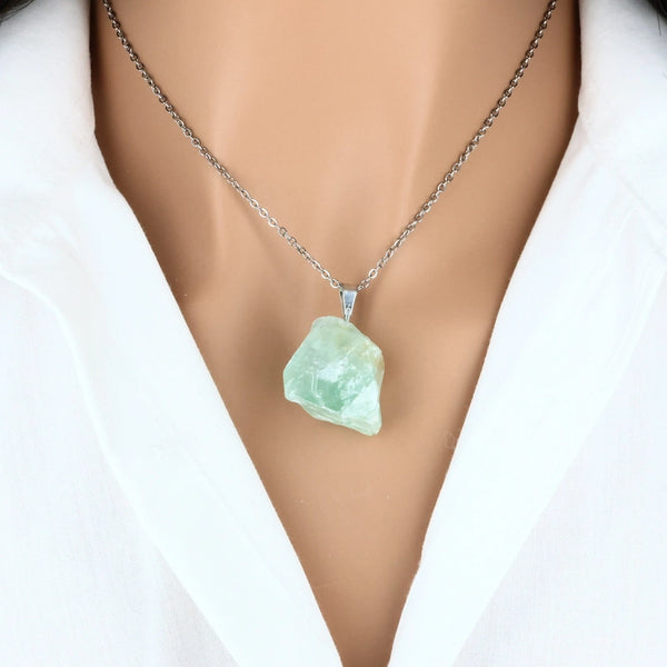 pendentif en pierre naturelle calcite verte brute vert clair lithothérapie