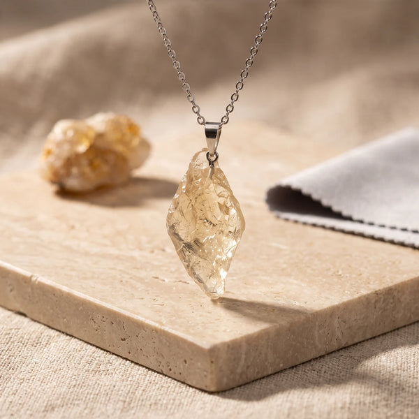 Pendentif citrine brute non polie, pierre véritable jaune doré sur chaîne argentée