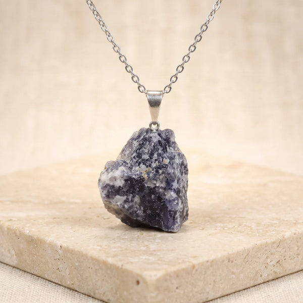 Pendentif cordiérite brute bleu violet, idée cadeau bijou en pierre naturelle iolite