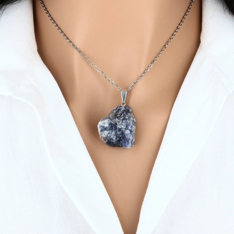 pendentif en pierre naturelle cordiérite brute bleu nuit pour la  lithothérapie