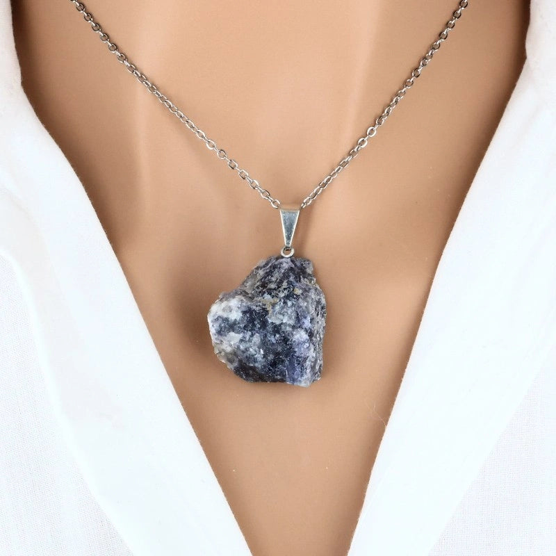pendentif pierre brute cordiérite iolite naturelle bleu violet