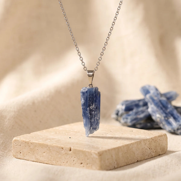 Pendentif lame de cyanite bleue brute, bijou de lithothérapie en pierre naturelle