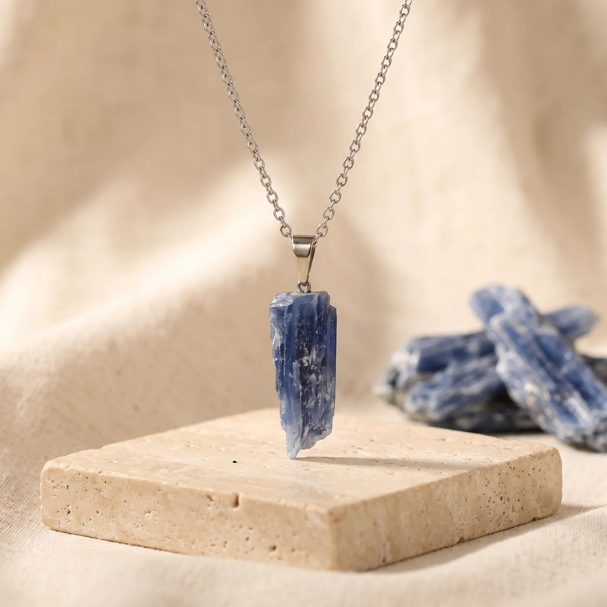Pendentif lame de cyanite bleue brute, bijou de lithothérapie en pierre naturelle