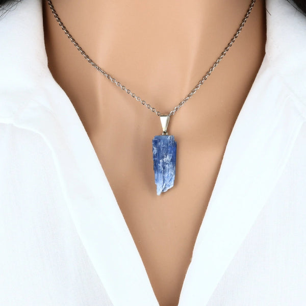 pendentif en pierre naturelle cyanite brute bleu profond lithothérapie