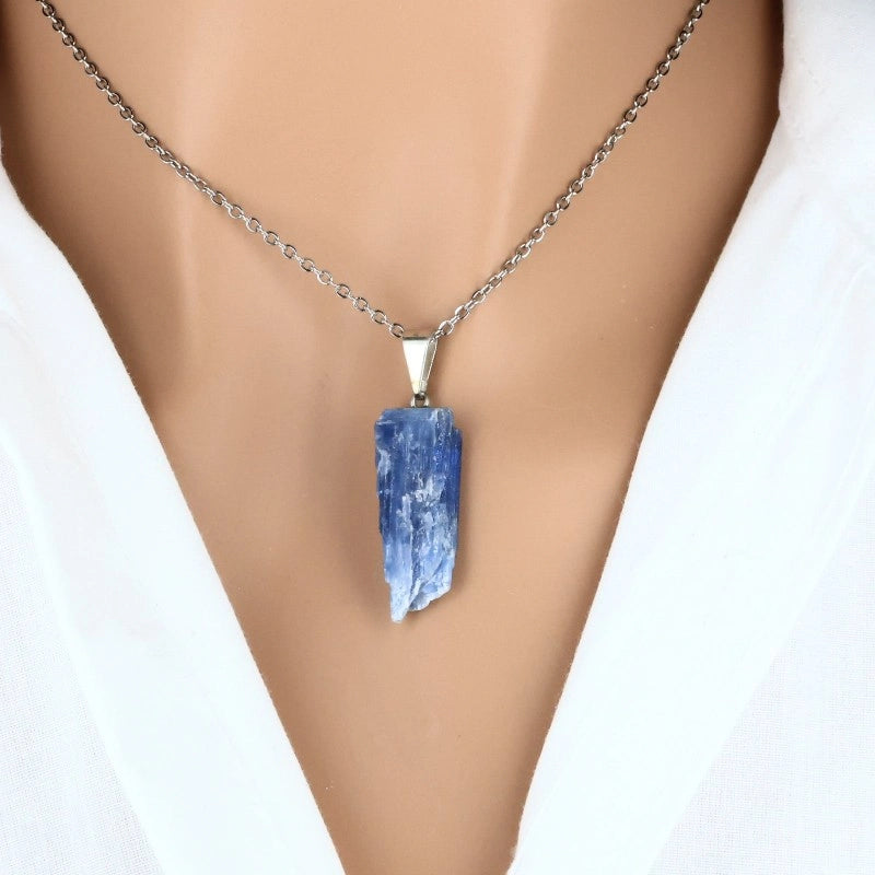 pendentif pierre brute cyanite bleue naturelle brésil