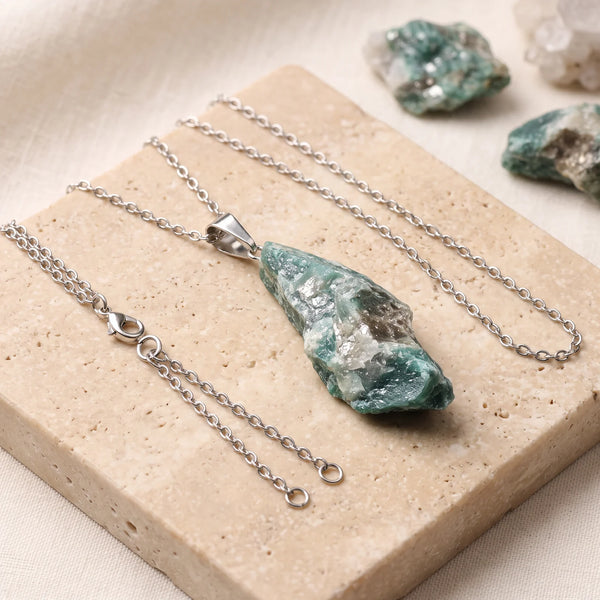 Pendentif fuchsite brute verte pailletée, pierre véritable sur chaîne argentée