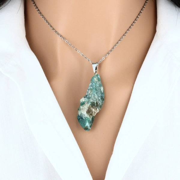 pendentif en pierre naturelle fuschite brute brésil reflets argentés