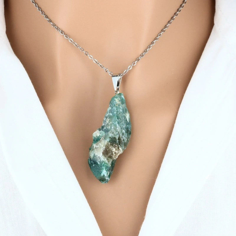 pendentif pierre brute fuschite naturelle brésil vert scintillant
