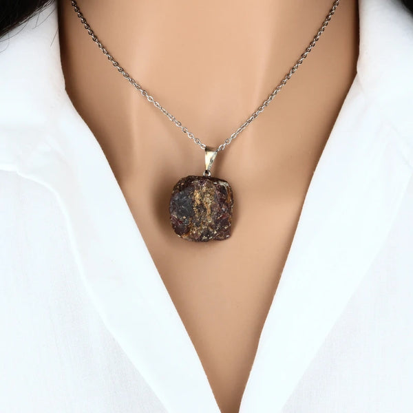 pendentif en pierre naturelle grenat rouge brut foncé lithothérapie