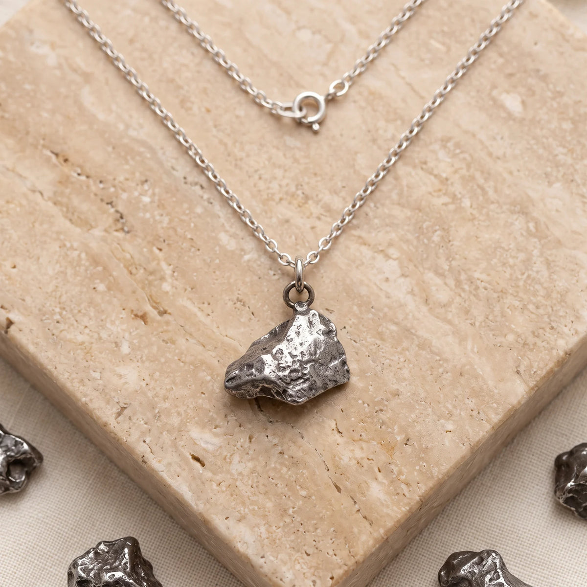 Pendentif météorite brute gris métal, bijou de lithothérapie venu de l'espace