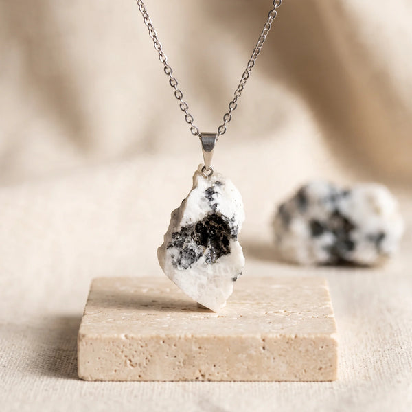 Pendentif péristérite brute blanche et noire, pierre véritable sur chaîne argentée