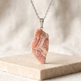 Pendentif Pierre Brute en Rhodochrosite Rose d'Argentine, Chaîne ou Cordon au Choix