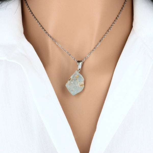 pendentif en pierre naturelle topaze brute bleue nigeria