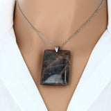 Pendentif Pierre de Lune Noire – pierre sombre irisée plate