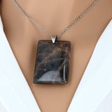 Pendentif Pierre de Lune Noire – pierre sombre irisée plate
