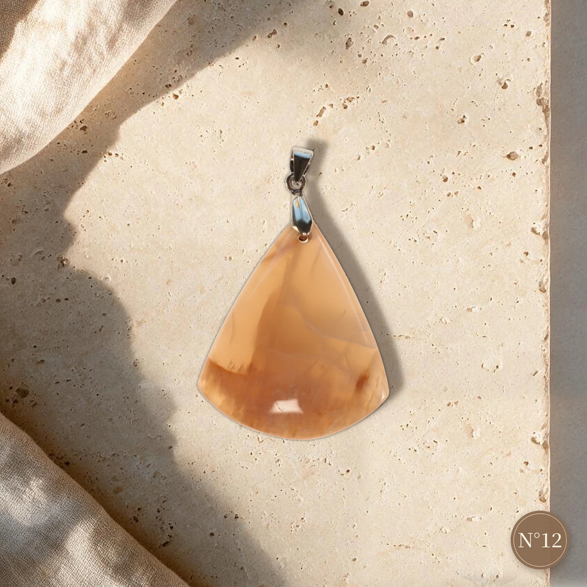 Pendentif pierre de lune pêche pièce unique N°12, éventail orange aux angles doux, bélière argentée