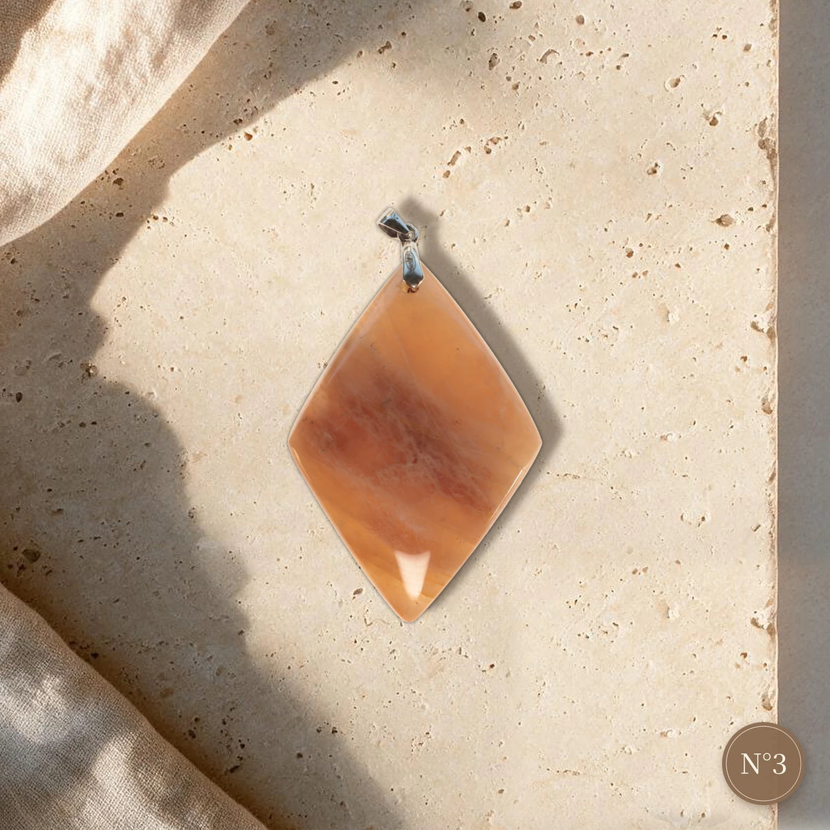 Collier pierre de lune orange pièce unique N°3, losange pêche aux reflets rosés, bélière couleur argent