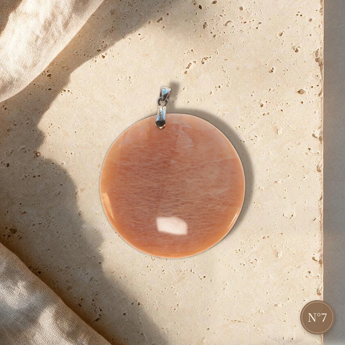 Pendentif rond pierre de lune orange pièce unique N°7, disque rosé satiné et bélière couleur argent