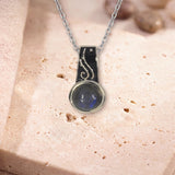 Collier Labradorite Lumineuse, Bélière Émaillée Noire et Argent 925 (Alya)