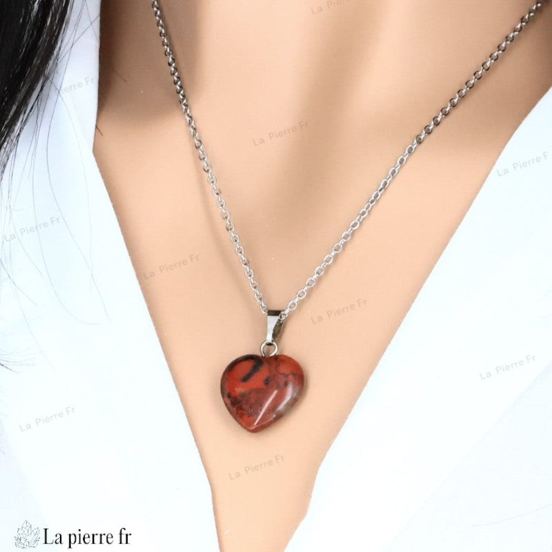 Pendentif cœur en jaspe rouge, pierre naturelle aux vertus énergisantes. Bijou idéal en lithothérapie pour la vitalité, l'ancrage et l'harmonie intérieure.