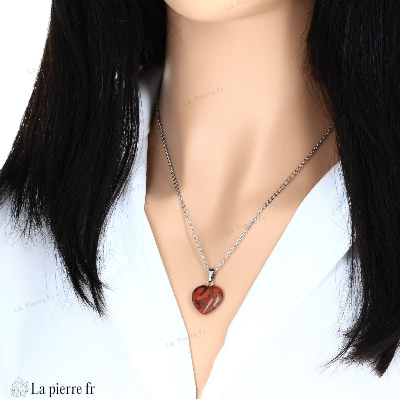 Pendentif cœur en jaspe rouge, pierre naturelle aux vertus énergisantes. Bijou idéal en lithothérapie pour la vitalité, l'ancrage et l'harmonie intérieure.